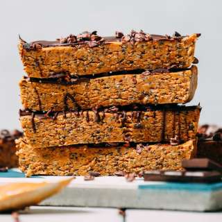 Easy 5-Ingredient Protein Bars (Peanut Butter Chocolate!)