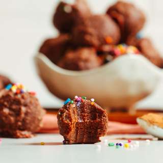 No-Bake Fudgy Chocolate Cake Bites