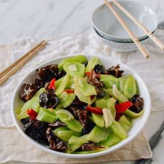 Stir-fried Celtuce with Wood Ear Mushrooms