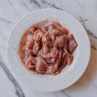 How to Velvet Pork for Stir-fry