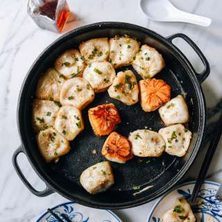 Shanghai Pan-Fried Pork Buns (上海生煎馒头)