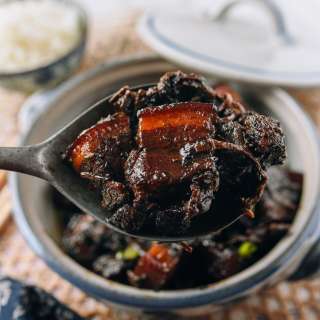 Braised Pork Belly with Meigan Cai (梅干菜焖肉)