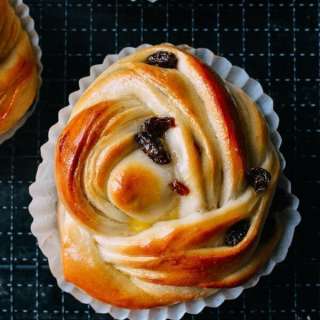 Cinnamon Raisin Buns
