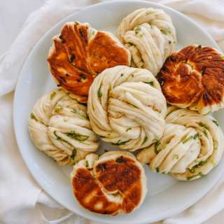 Hua Juan (Chinese Flower Rolls/Steamed Scallion Buns)