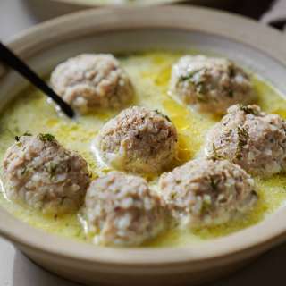 Greek Lemon Chicken Soup (Youvarlakia Avgolemono)