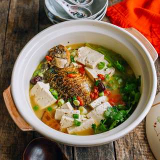 Chinese Milky Fish Soup with Tofu (鲫鱼豆腐汤)