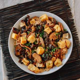Steamed Seitan with Mushrooms & Dried Lily Flowers