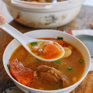 Postpartum Pig Feet Papaya Soup