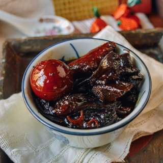 Cantonese Pork Knuckles with Ginger and Vinegar