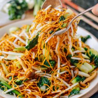 Vegetable Chow Mein Noodles: Hong Kong Cantonese Style