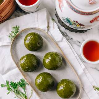 Qingtuan (青团) - Mugwort Mochi