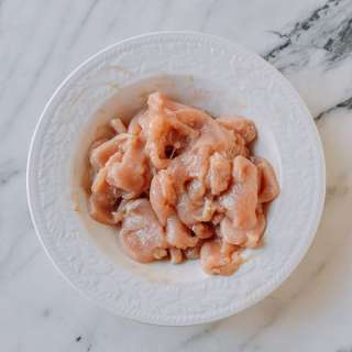 How to Velvet Chicken for Stir-Fry