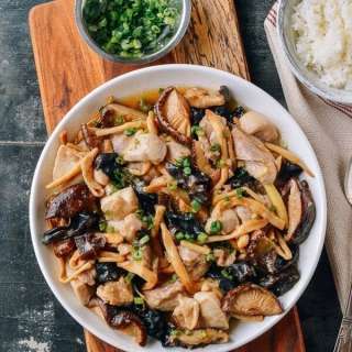 Steamed Chicken with Mushrooms & Dried Lily Flowers