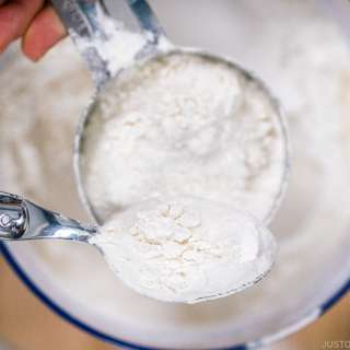 How to Measure Flour (The Right Way)