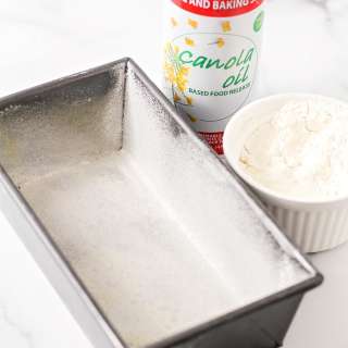 How to Grease and Flour a Pan