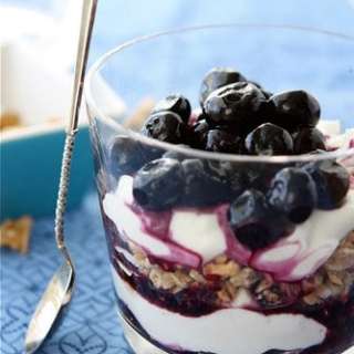 Healthy Yogurt Breakfast Parfait with Blueberries & Granola