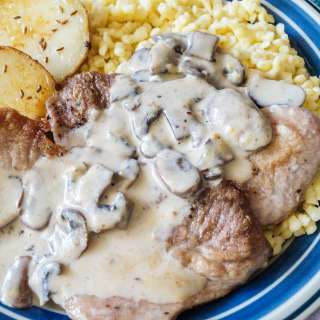 Champignonrahmschnitzel (Schnitzel with Mushroom Cream Sauce)