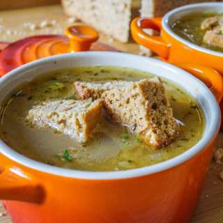 Zwiebelsuppe mit Lebkuchentorte-Croutons (German Onion Soup with Gingerbread Cake Croutons)