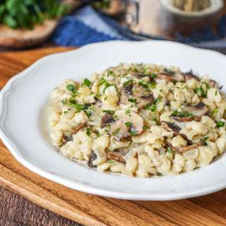 Spätzle mit Pilzen (German Spaetzle with Mushrooms)