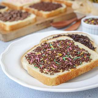 Broodje Hagelslag (Dutch Bread with Sprinkles)