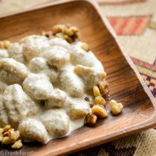 Gnocchi di patate con salsa di noci (Potato Gnocchi with Walnut Sauce)