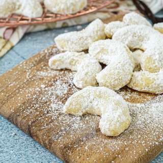 Vanillekipferl (Austrian Vanilla Crescent Cookies)