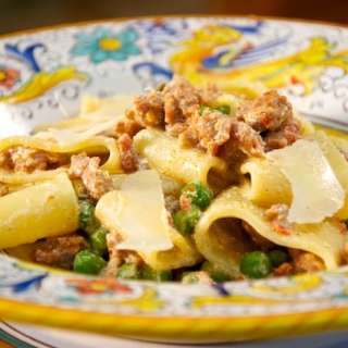 Calamarata con Salsiccia, Ricotta e Piselli (Calamarata Pasta with Sausage, Ricotta and Peas)