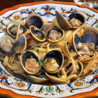 Spaghetti alle vongole (Spaghetti with Clam Sauce)