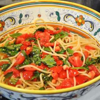 Spaghetti con pomodoro crudo (Spaghetti with Fresh Tomatoes)