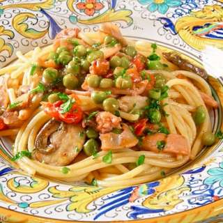 Pasta alla capricciosella (Pasta with Squid, Mushrooms and Peas)