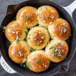 Ukrainian Garlic Bread (Pampushky)