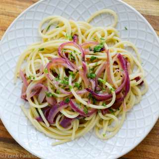 Spaghetti alle cipolle rosse e alici (Spaghetti with Red Onions and Anchovies)