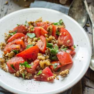 10-Minute Tomato and Walnut Salad Recipe