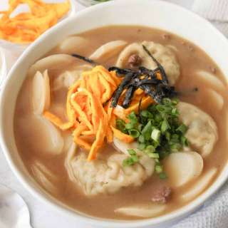15-min. Easy Tteok Mandu Guk (Korean Rice Cake Dumpling Soup)