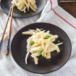 Doraji Namul (Sautéed Bellflower Root)