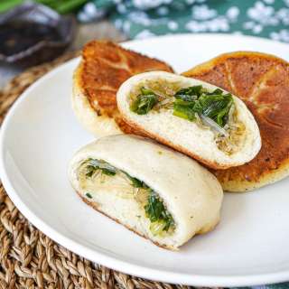Jiu Cai Shui Jian Bao (Taiwanese Pan-Fried Chive Buns)