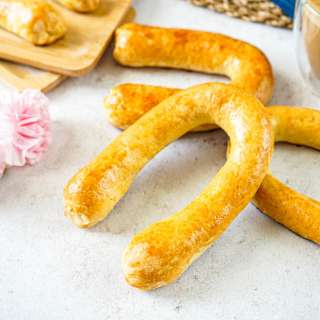 Meitschibei (Swiss Horseshoe-Shaped Pastries)