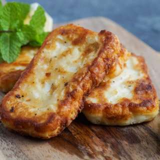 Halloumi Meshwi (Pan-Grilled Halloumi with Lemon)