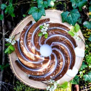 Apple cinnamon bundt cake with lemon glaze