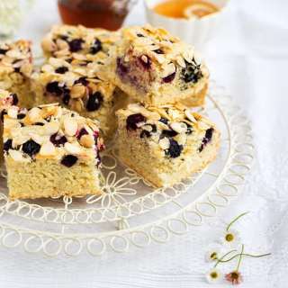 Low Calorie Cake with Almonds and Blueberries