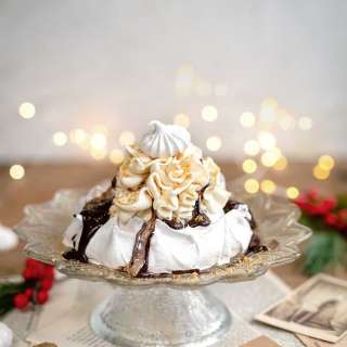 Mini Pavlovas With Baileys and Biscoff