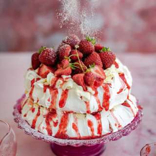Meringue Cake With Strawberries and Cream