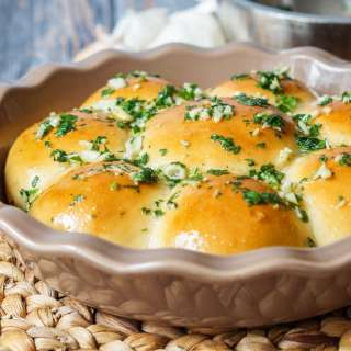Pampushky (Ukrainian Garlic Bread)
