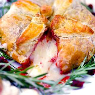 Baked Brie en Croûte with Cranberry Sauce