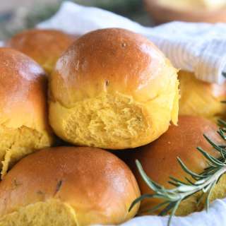 Pumpkin Rosemary Dinner Rolls