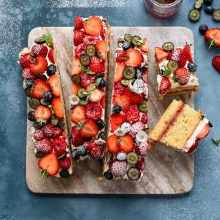 Air Fryer Victoria Sponge Traybake