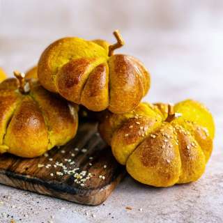 Pumpkin Dinner Rolls (Shaped Like a Pumpkin!)