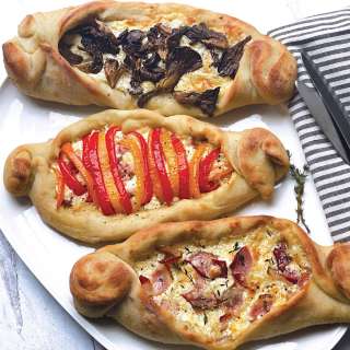 Easy Peinirli - Greek Pizza Boats