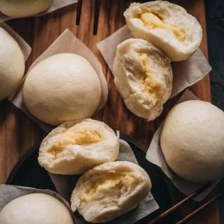 Chinese Steamed Custard Buns (nai wong bao, 奶黄包)