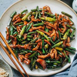Garlic Scape Stir Fry with Pork (蒜苔炒肉丝)